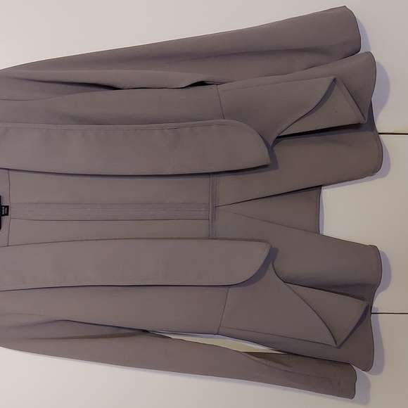 Harlowe & Graham Grey Tuxedo Style Blazer with Peplum Hem Size Small - Picture 3 of 11